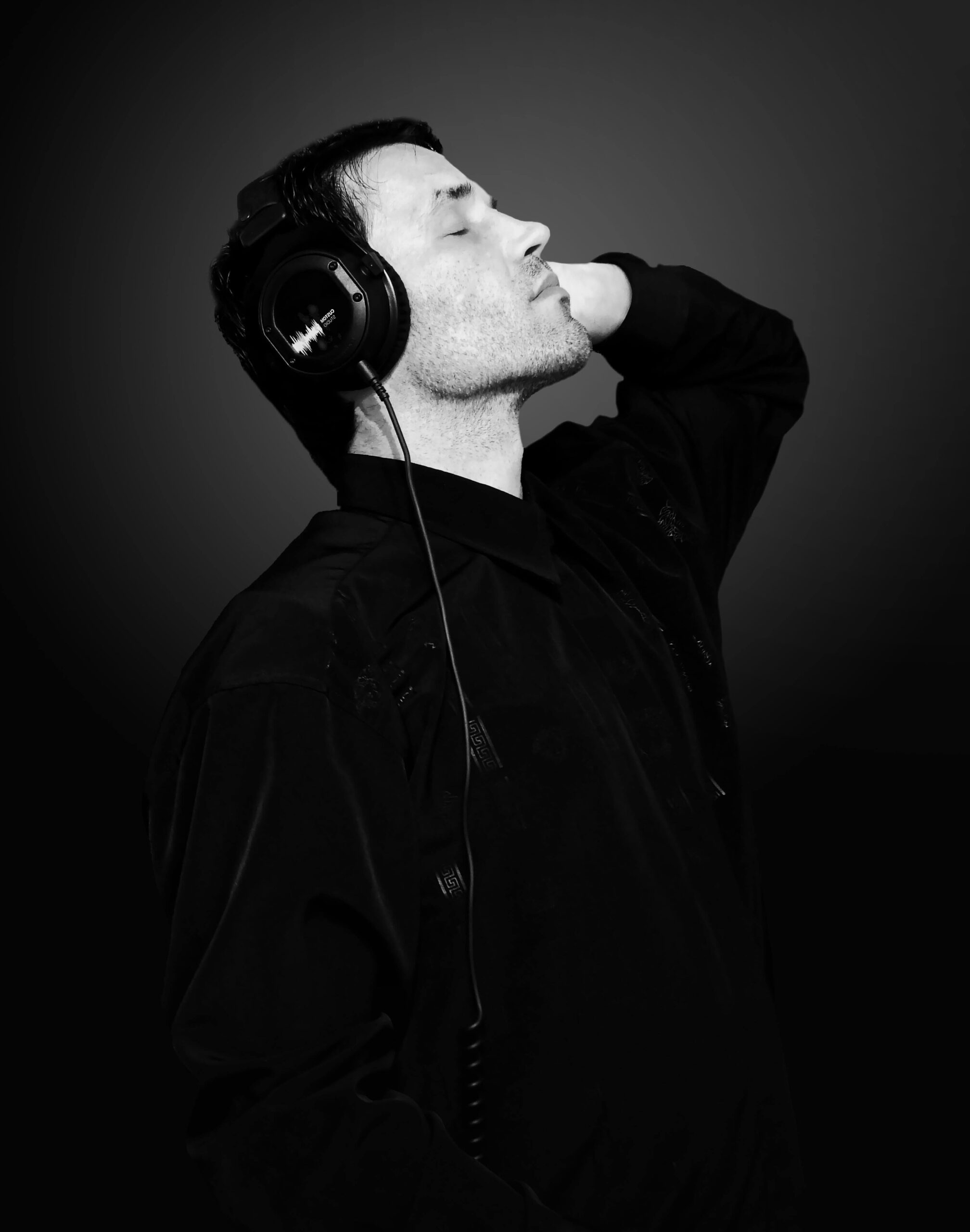 Hi-Fi Headphones – Image 2